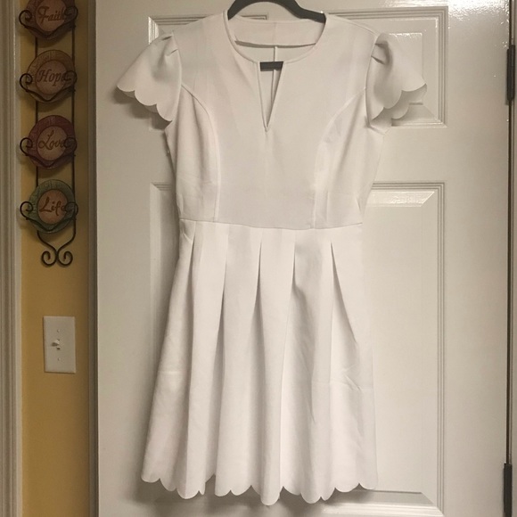 White dress with scalloped edge Size Small/Medium - Picture 1 of 7